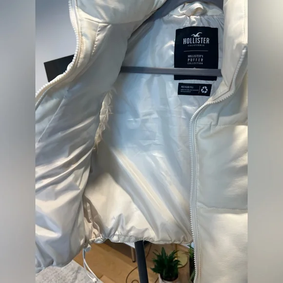 Women’s HOLLISTER Recycle Fill Cropped Cream* Puffer Vest - Picture 5 of 7